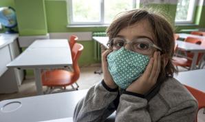 Enfant avec Masque dans une classe