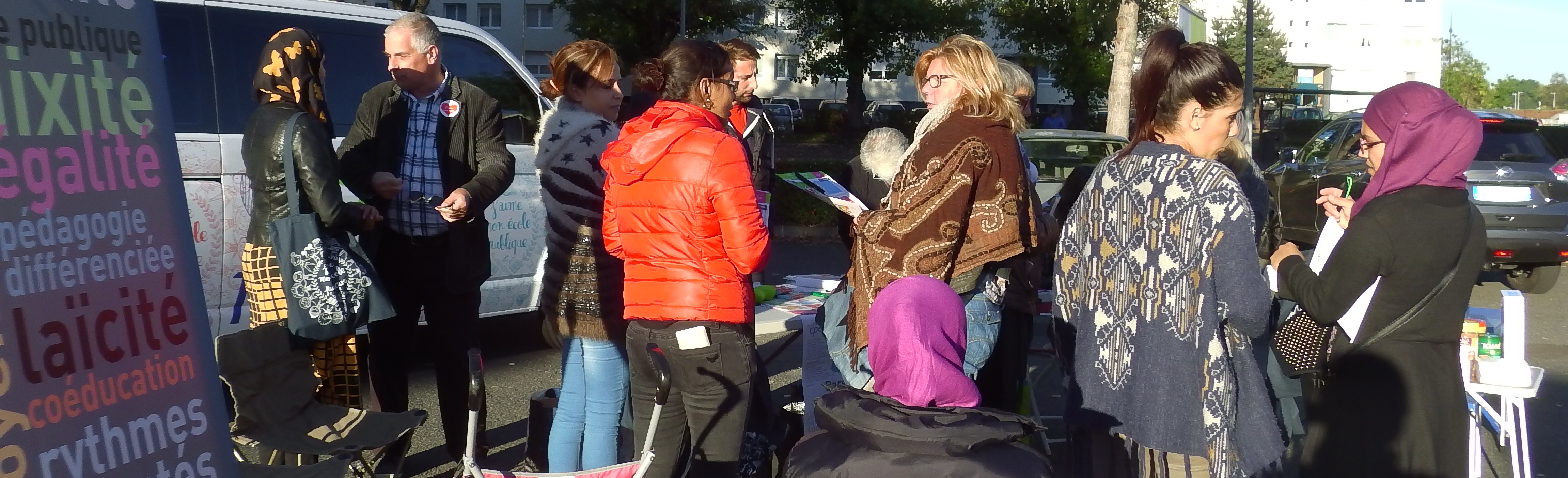 à la rencontre des parents devant une école