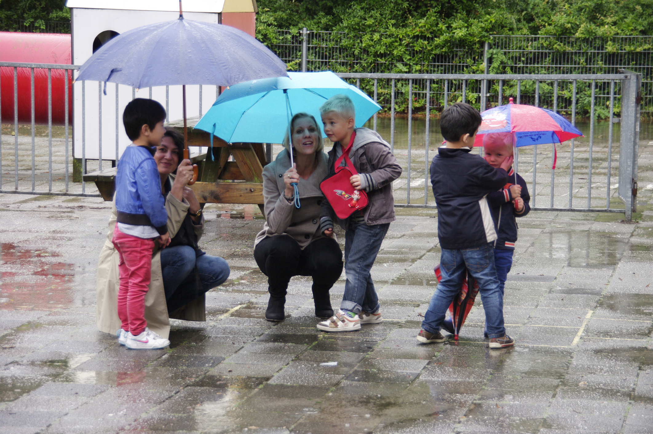 Parapluies colorés devant l'école