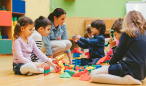 une animatrice périscolaire en contrat aidé