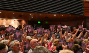 Les parents d’élèves, qui ont brandi pendant l’intervention du ministre, les affiches de la campagne de 2013 « Pour une école qui vit à mon rythme ». 