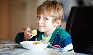 enfant mangeant à la cantine