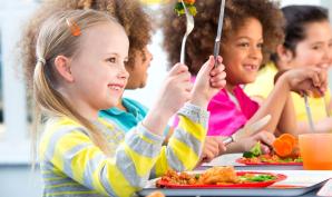 enfants mangeant à la cantine