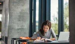 une future étudiante qui prépare son inscription à l'université