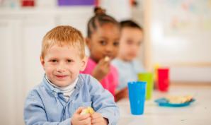 au moins un repas par jour équilibré pour les familles les plus pauvres