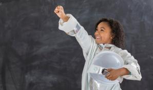 une petite fille qui rêve d'être astronaute