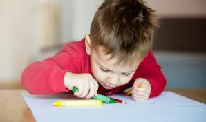 un enfant de 3 ans qui dessine à la maternelle