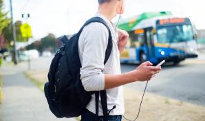 un lycée qui attend son bus pour aller dans son établissement scolaire