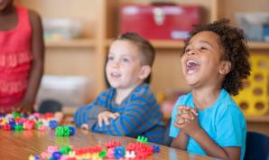 Des enfants qui jouent en classe de maternelle