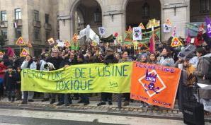 Manifestation des parents et des riverains pour demander la fermeture de l'usine toxique à Montreuil