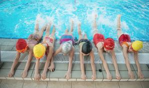 Enfants à la piscine