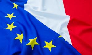 le drapeau français et le drapeau européen seront affichés dans toutes les salles de classe 