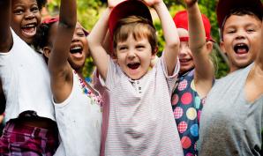 Enfants avec casquettes