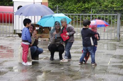 Parapluies colorés devant l'école